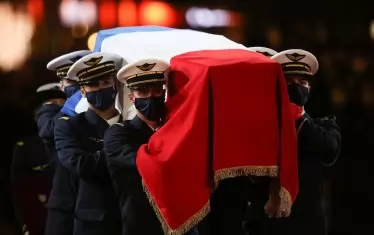 Войници носят символичния ковчег, съдържащ пръст от различни места, където е живяла Жозефин Бейкър. По желание на наследниците ѝ тленните ѝ останки остават в Монако, където е погребана.