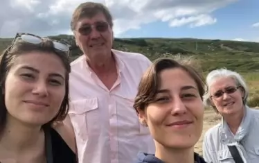 На разходка със семейството си.