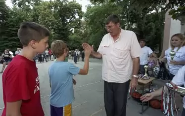 Тук великият ни баскетболист награждава малки участници в турнир по стрийтбол.