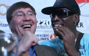  Тук е със звездата от НБА Денис Родман.