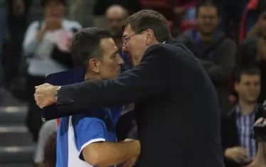 Глушков поздравява друг голям наш баскетболист - Георги Младенов, по време на бенефиса му в "Арена Армеец" през септември 2011 г.