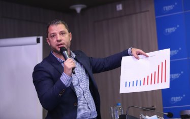 Делян Добрев, бивш енергиен министър и настоящ депутат, иска да сложи таван на цените на бензина и дизела. Наложи се от БСП да му обясняват що е пазарна икономика.
