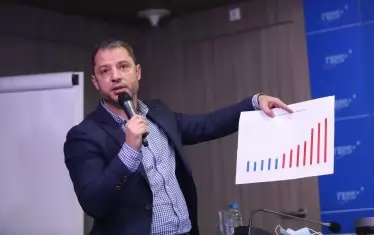 Делян Добрев, бивш енергиен министър и настоящ депутат, иска да сложи таван на цените на бензина и дизела. Наложи се от БСП да  му обясняват що е пазарна икономика. 