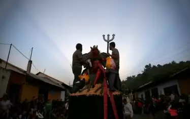 Подготовка за коледното изгаряне на боклук в Ла Антигуа, Гватемала.