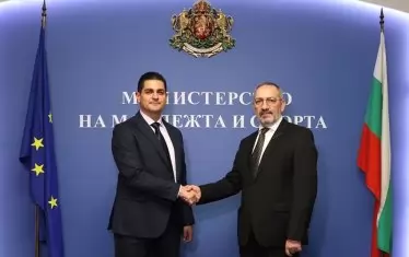 Една от първите работи на Радостин Василев след приемането на поста от служебния министър Андрей Кузманов (вдясно) бе да спре неговата програма за финансиране и да възложи на външен екип да направи нова. 