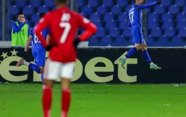 Иван Коконов ("Арда") е скочил след гола си, докато халфът на "ЦСКА-София" Йоан Баи (в гръб) се чуди с ръце на кръста какво се е случило.