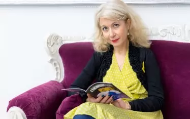 "Ако ви е страх от мечки, не четете тази книга - казва съставителката. -  Основният таргет е широко скроеният читател, на когото му е омръзнало да яде една и съща гозба. Може и да не хареса всичките 13 разказа, но дори половината да му харесат, това вече е достатъчно. Сборникът е като онази сцена във "Форест Гъмп" и кутията шоколадови бонбони - не знаеш какъв ще ти се падне, но ти се чете още и още."