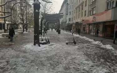 Площад "Славейков" прилича на ледена пързалка.