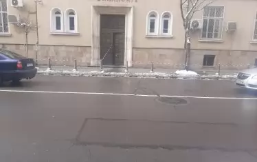 Същото е положението и пред Министерство на финансите и пред още доста обществени сгради в центъра на София.