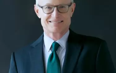 Майкъл Портър е професор в Харвардското бизнес училище (HBS). Той е водещ авторитет по стратегия за компании и конкурентоспособност на нации и региони. Работата на Майкъл Портър е призната от много правителства, корпорации и академични кръгове в целия свят. Той председателства програмата на HBS, която е посветена на новоназначени изпълнителни директори (CEO-та) на много големи корпорации.