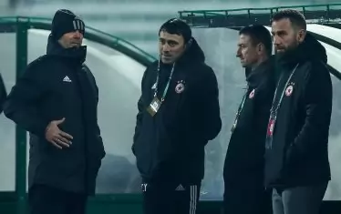 Стойчо Младенов (вляво) и хората от екипа му - Стойко Сакалиев, Анатоли Нанков и Тодор Янчев (от ляво на дясно) обсъждат грешките на "ЦСКА-София" в мача.