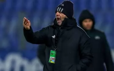 Треньорът на "ЦСКА-София" Стойчо Младенов се ядосва на тъчлинията по време на двубоя.