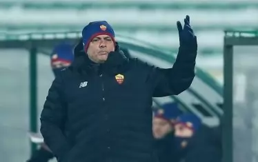 Треньорът на "Рома" Жозе Моуриньо изразява недоволство край тъчлинията по време на двубоя.