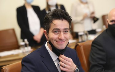 Най-младият министър в първия ден на новото правителство.