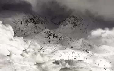 Облаците се изсипаха върху главите ни. 