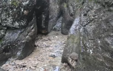  Водата е направила проходи между скалите, където може да се минава в сухо време.