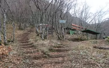  Стъпалата са изрязани в самия терен.