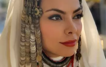 Това е сокай - старинен женски накит за глава, сложно и богато украсено забраждение за невести. Изработката и материалите (включително метални монети)  са били изключително скъпи и цената на сокай стигала 500 гроша.   