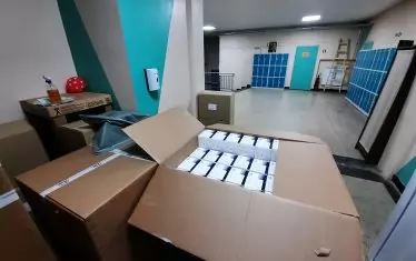 Колко големи мъже се побират в този кашон?!