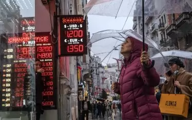 Девалвиралата лира повиши цените, оскъпи вноса, горивата и стоките от първа необходимост в Турция.