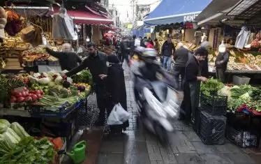 Домакинствата в страната се затрудняват с купуването на храна и други стоки от първа необходимост.