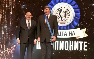  Тук Георги Глушков получава от бившия спортен министър Красен Кралев най-високото отличие на министерството - "Венец на победителя", заради заслугите си към българския спорт.