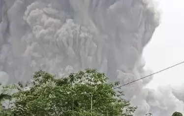 13 са жертвите на вулкана Семеру в Източна Ява