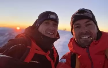 Янев със своя спътник и водач при изкачването на върха - трикратния световен шампион по фристайлинг Ману Гаде.