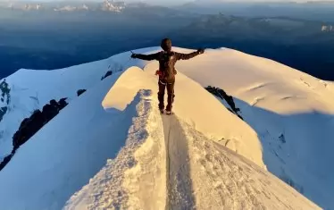 Великолепието и рискът на Монблан в един кадър - една грешна стъпка встрани и те грози животозастрашаващо падане по склона.