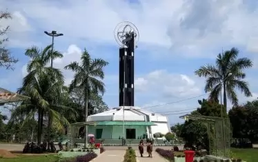 Екваториалният монумент.  