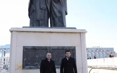 Двамата премиери пред паметника на Кирил и Методи в Скопие