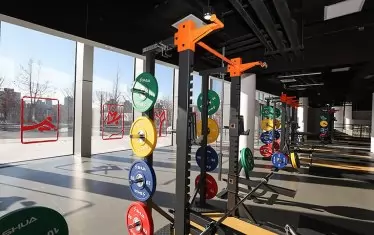 Тренажорите във фитнесите са разположени на голямо разстояние заради ковид протоколите.