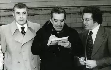 Великият Маркес пише посвещение на своя български преводач Румен Стоянов (вдясно). От другата страна на Маркес е писателят Васил Попов. Снимката е от архива на читалище "Съединение 1888" в родното село на Стоянов - Драганово.