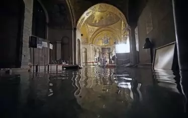 Базиликата Сан Марко при поредното наводнение на 08 декември 2020. „Високата вода“ или Acqua alta е феномен, който най-често се случва във Венеция през зимата.
