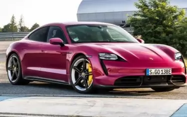  Porsche надмина 300 000 продажби за година.