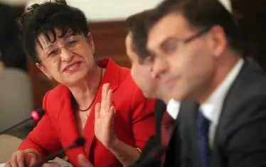 Хората са позабравили, но имаше една министърка, която, по думите на тогавашния премиер, била увещавана от него да заеме поста на кръстовище на магистрала - Анна-Мария Борисова. 12 години по-късно нещата са модерни - кадри се събират не на пътя, а с постове във фейсбук.