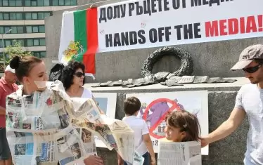 Не за първи път властта се опитва да запуши устата на опозиционните медии под предлог, че брани свободата на словото и правото на обективна информация.