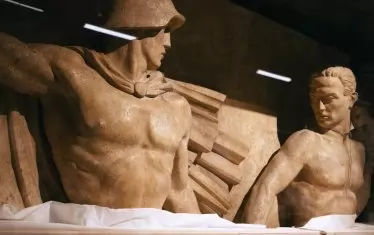  Някои от скулптурите са показани в транспортните си кутии. 