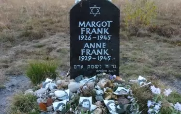  Ане Франк и сестра ѝ Маргот загиват в лагера Берген-Белзен в началото на 1945 г. 