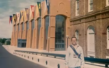 Пред баскетболната Зала на славата на NCAA в Индианаполис, 2002 г.