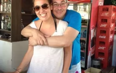 Порасналата Александра в обятията на щастливия си татко.