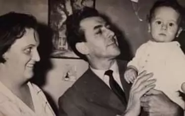 В прегръдките на татко - легендарния спортен журналист Цветан Алипиев.