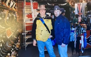 Дебютантите Камен Алипиев и Никола Стойнов на световното първенство по вдигане на тежести във Ванкувър през ноември 2003 г.