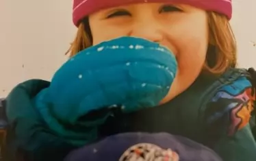 Дъщерята Александра на раменете на баща си - там, където се сдобива с бронхопневмония през размирния януари 1997 г.