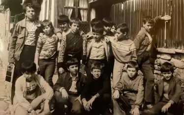 Малкият Камен (горе вляво) като "баща на съучениците си" по време на екскурзия в Трявна през 70-те.