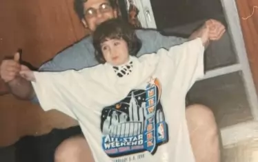 Александра с баща си на топло у дома.