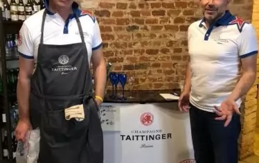 "Двата петела" в ролята на бармани в необятния свят на виното.