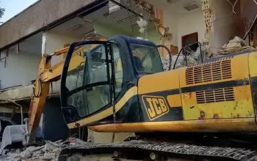 Започна събарянето на легендарния варненски Дом Младост