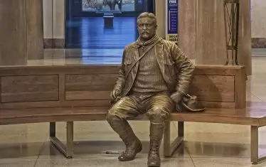  Ротондата с втората статуя на Теодор Рузвелт. 