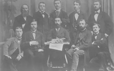 Ръководният персонал при учредяване на Държавната печатница, 1880 г. Седнал в средата – Георги Як. Кирков.